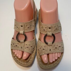 Earth Spirit Tan Sandals with Decorative Ring Size 6 SB-N